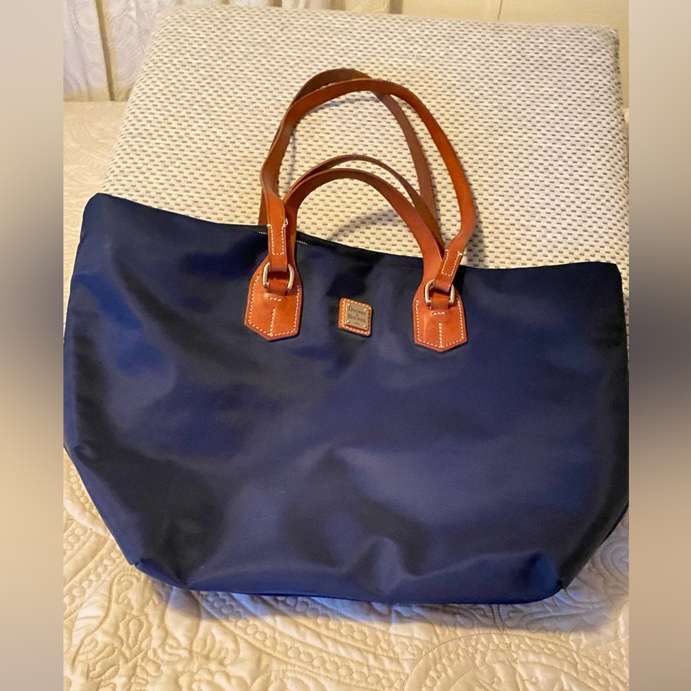 DOONEY & BOURKE navy blue with red liner jumbo nylon tote bag leather straps